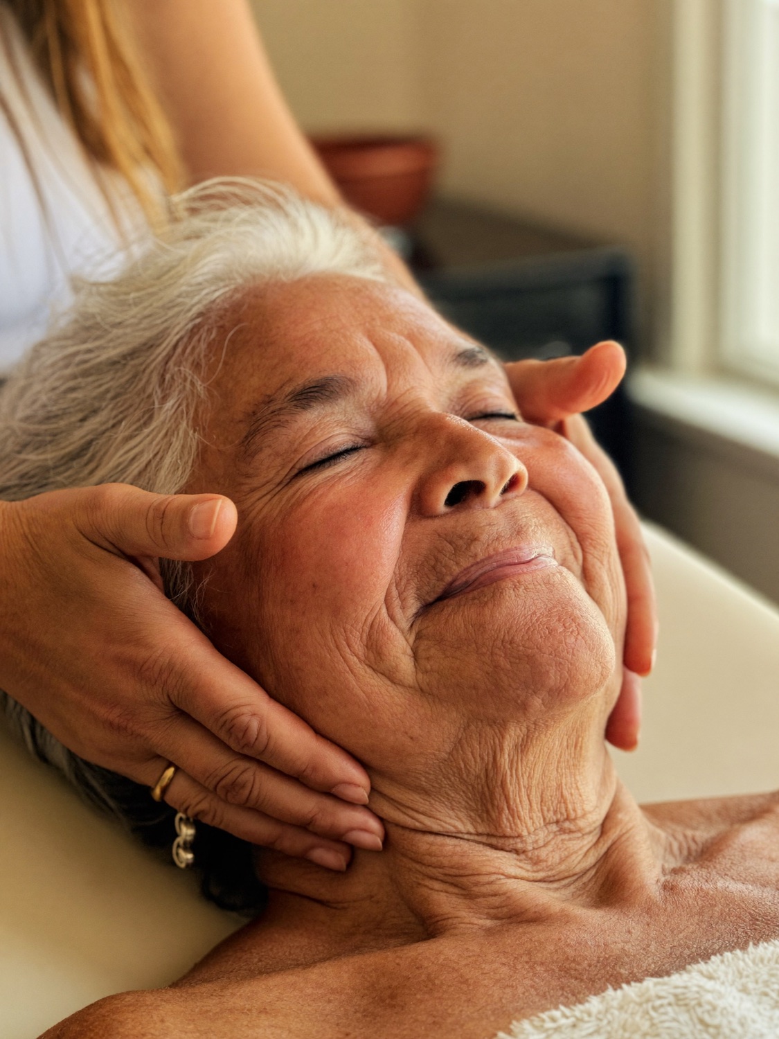 Sesión de bienestar facial a domicilio para una adulta mayor